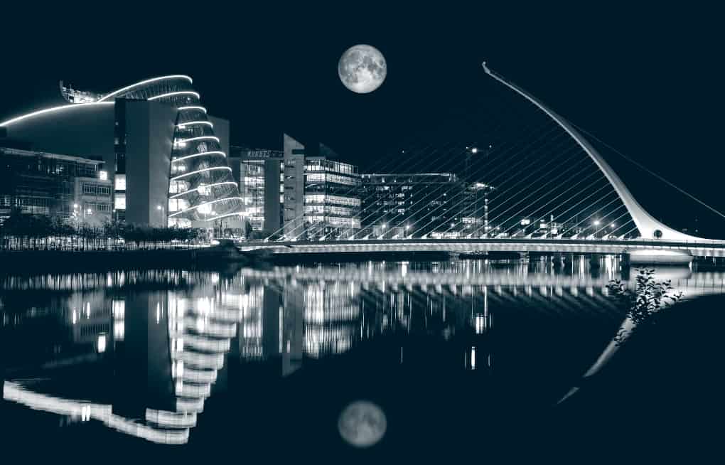 the moon over the Liffey River in Dublin at night