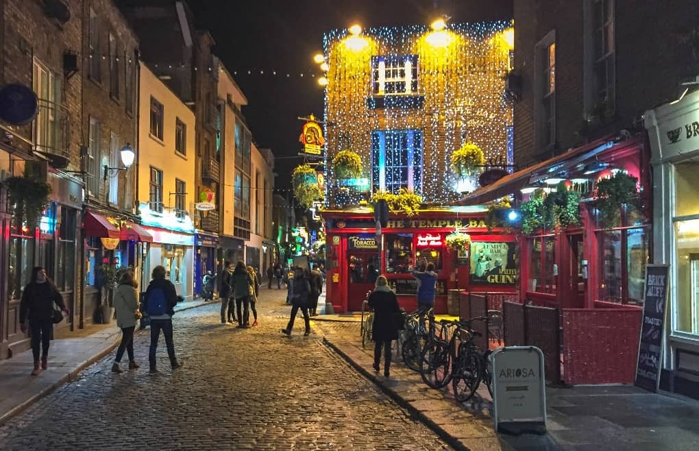 the Temple Bar in Dublin at night